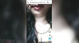 Naughty Indian XXX girl jerks her fat pussy on live camera