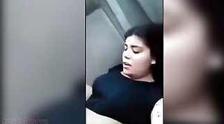 Desi Indian sex scandal with adult teenage warmonger Mahi in car